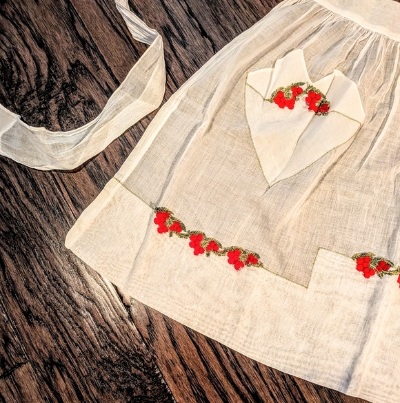 Vintage Cream Apron with Red Floral Accents - Picture 5 of 9